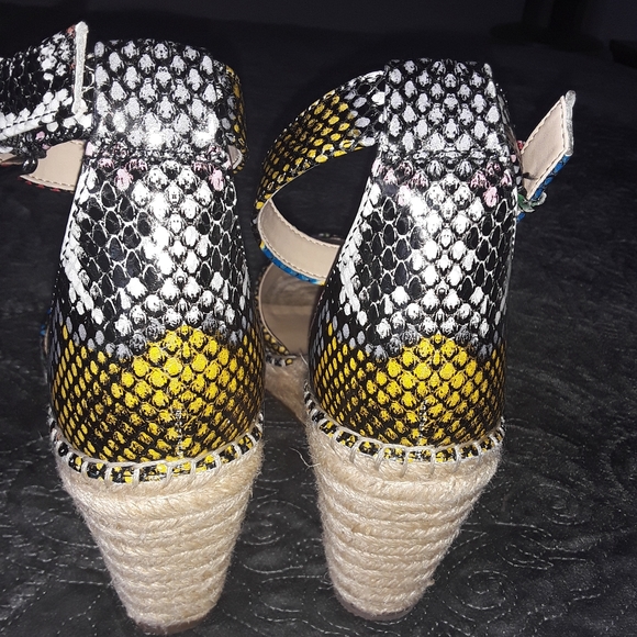 Vince Camuto - Picture 2 of 3